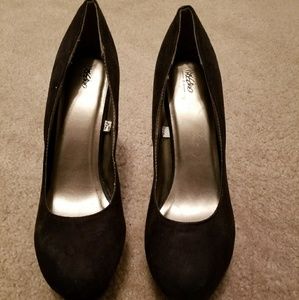 Mossimo black pumps